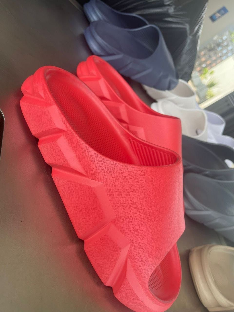 Combo Imperdible: Tenis AR011 + Pantuflas Balenci